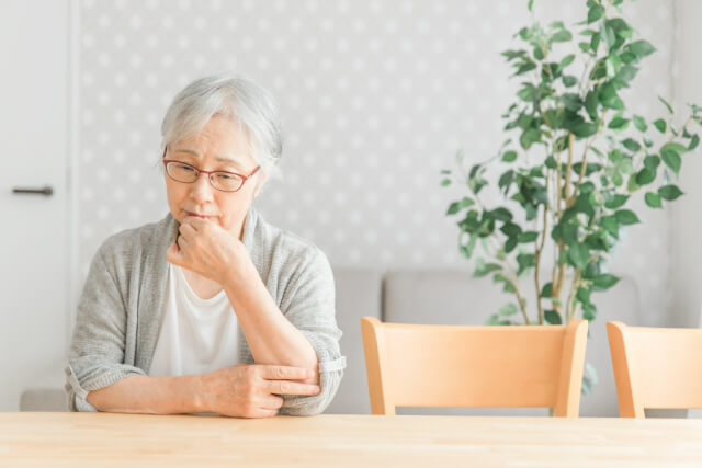 考え込んでいる高齢女性