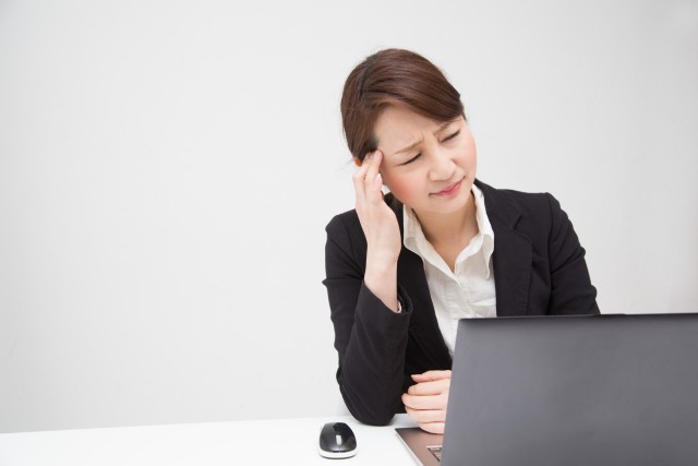 めまいを感じる女性