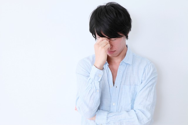 頭痛を感じる男性