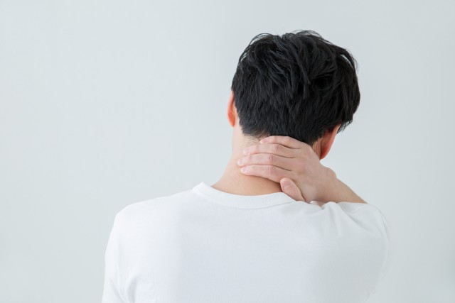 首こりを感じる男性