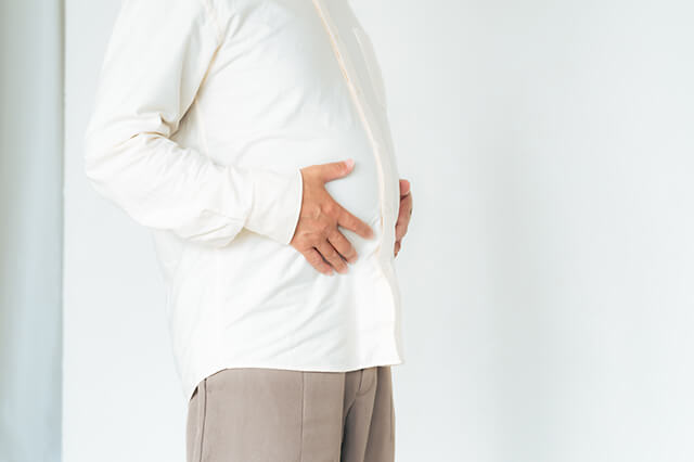 お腹まわりを気にする生活習慣病の患者